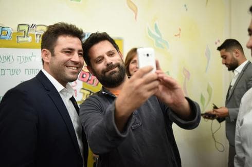 ברקוביץ ואחד התושבים בסלפי. צילום: יואב דודקביץ'