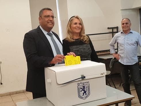 משה ליאון וסתווית מצביעים. צילום: רפי פרלשטיין