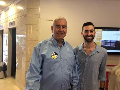 סדבון ותומכים שהביא מהבית | צילום: אירית גרינברג