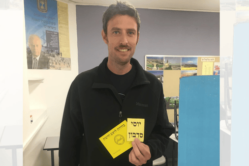 זיו קלדרון מכפר סבא מצא דרך להצביע ולהנציח את "מובמבר" | צילום: פרטי