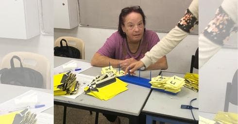 ספירת הקולות בקלפי רמת אליהו. יו"ר הוועדה  נחמה רובין | צילום: פרטי