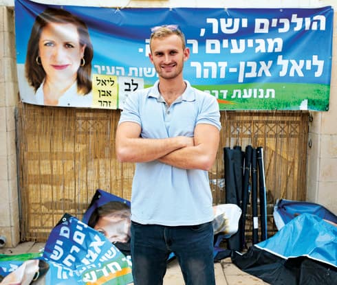 פוזניאק והשלטים | צילום: אבי מועלם