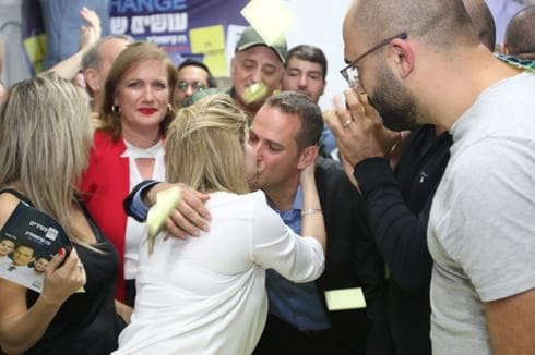 רז קינסטליך. נשיקת ניצחון | צילום: אבי מועלם