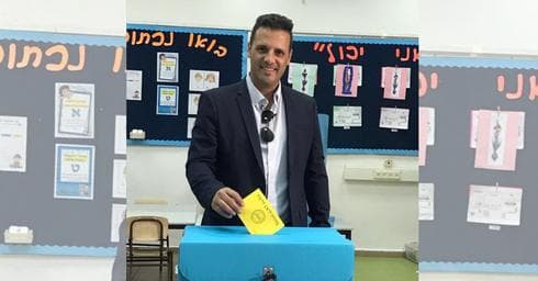 דורון אוזן מצביע בסיבוב השני | צילום: פרטי