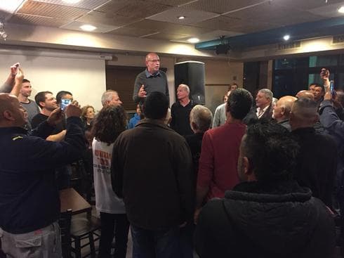 יוצאים לדרך חדשה. נצר מודה לפעילים לאחר קבלת התוצאות, צילום: פרטי