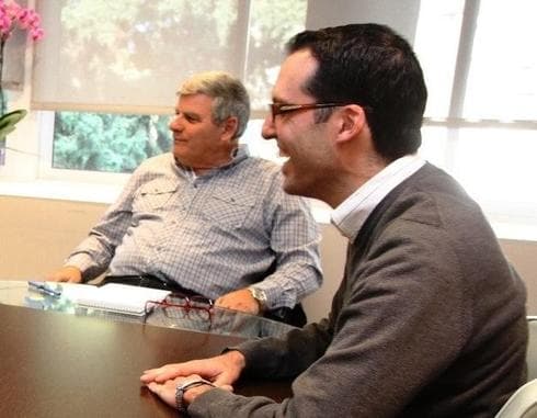 יניב דרי עם צביקה גנדלמן (צילום: דוברות עיריית חדרה)