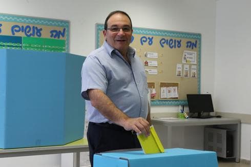 דב צור ברגעי ההצבעה | צילום: אבי מועלם דב צור ברגעי ההצבעה | צילום: אבי מועלם