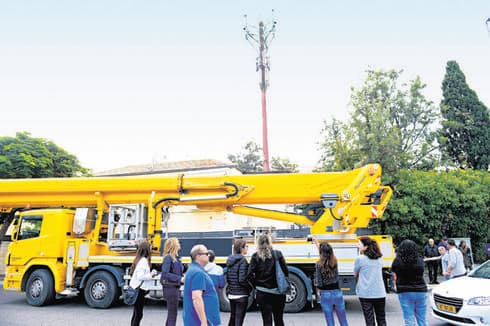 ההורים עוקבים אחר הנעשה מלמטה | צילום: קובי קואנקס