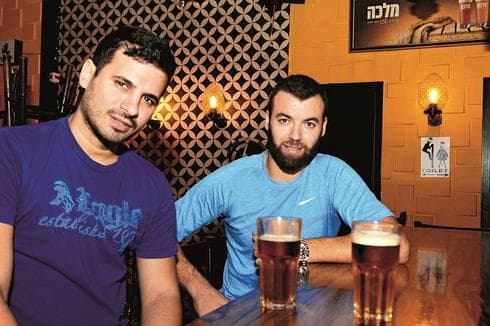 בן גבריאלוב ויוני בייזרוב מבר 'אלכסנדר 17'. צילום: הרצל יוסף