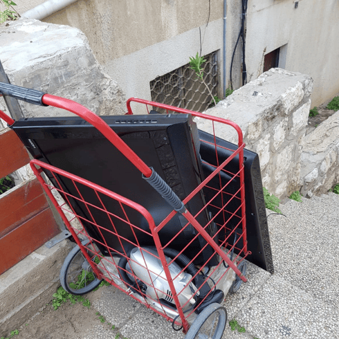 המסכים הגנובים בעגלה | צילום: טל אסייג