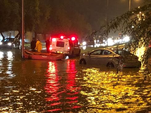 החילוץ מהרכב. רכבים שטים בכפר סבא | צילום: איחוד הצלה