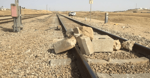 סלעים על מסילת הרכבת ליד נבטים. דוברות המשטרה