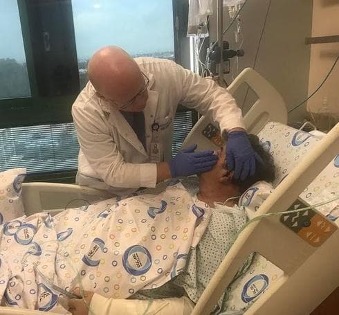 ד"ר וולף לאחר הניתוח לשחזור האוזן | צילום: דוברות הלל יפה