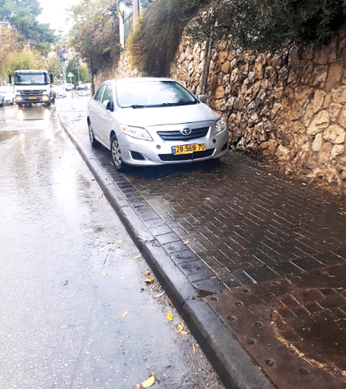 מכונית 'חונה' בקטמונים.  מספר החניות הצטמק. צילום: פרטי