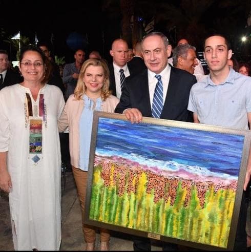 אפק, אמו, בני הזוג נתניהו והציור "אלמוגים" | צילום: יהודה בן יתח
