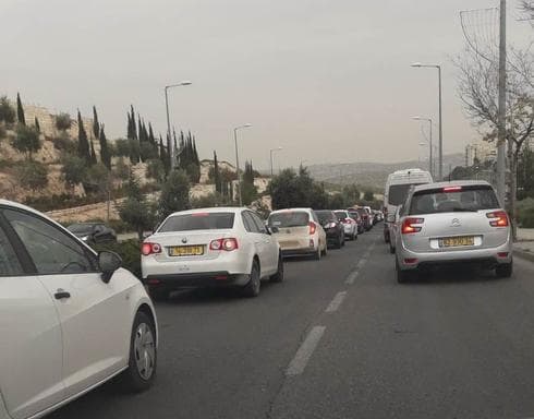 הפקקים בכניסה להר חומה. צילום: דלית גהן