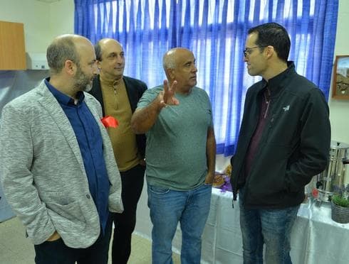אייל עפגין עם יניב דרי וצוות המורים | צילום: עידן מלול