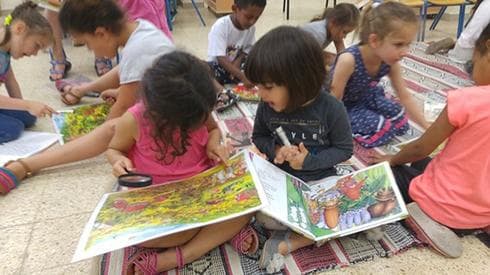 משימת דפדוף בספרים וחיפוש גמדים, באדיבות רשת ספריות נתניה