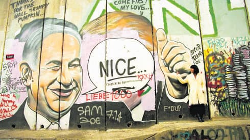 עזריה בקליפ שצולם על רקע חומת ההפרדה בבית לחם | צילום: אופיר מורדוב