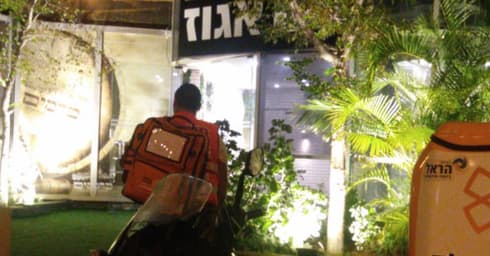 מתנדב איחוד הצלה בכניסה לאולם האירועים | צילום: איחוד הצלה