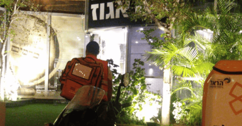 מתנדב איחוד הצלה בכניסה לאולם האירועים | צילום: איחוד הצלה
