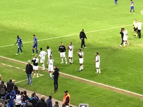 שחקני הקבוצה מודים לקהל שהגיע למרות החרם, בסיום המשחק