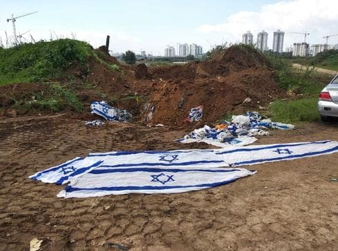 הדגלים הקבורים בנתניה | צילום: אורנה אביקזר פעילה חברתית בנתניה בעלת פורטל החדשות ״אורנה חושפת״