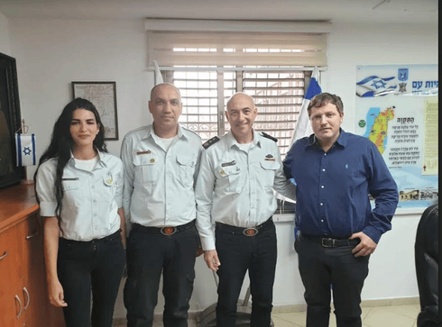 הפגישה בין גרינברג לבכירי הכבאות בעיר. צילום: מתוך הפייסבוק של גרינברג