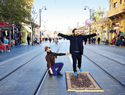 פנקס וגודרזי על פסי הרכבת בעיר. חיבור יצירתי. צילום: אפרת נחמה