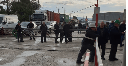 עובדי מפעל דשנים. צילום: פרטי