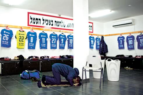  תפילה בחדר ההלבשה לפני המשחק | צילום: יואב דודקביץ'
