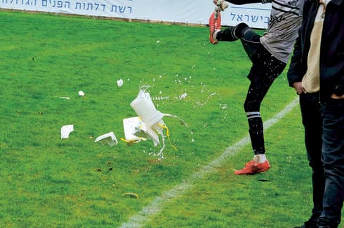שוער צפרירים מוציא עצבים על הג'ריקן | צילום: יואב דודקביץ'