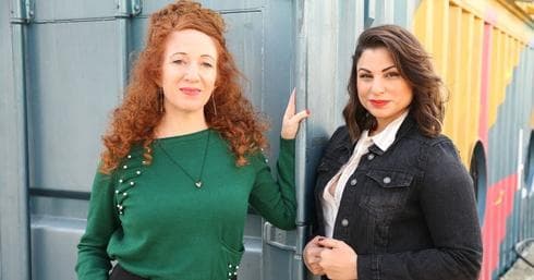 השחקנית עדן אוליאל בשחור יחד עם שירי גורנו | צילום: אלעד גרשגורן