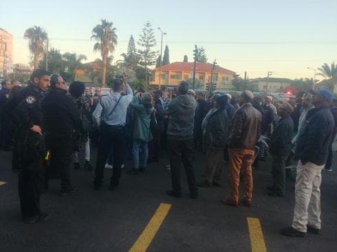 הפגנה מול תחנת כיבוי האש | צילום: דניאל מרשה