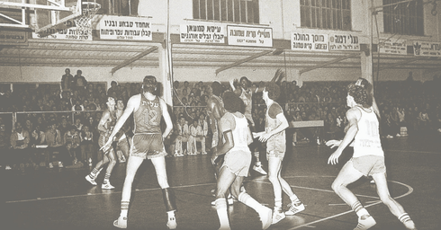 הפועל גליל עליון נגד מכבי תל אביב. 'בית ציפורי' בראשית שנות ה־80 | צילום: יגאל אשוח