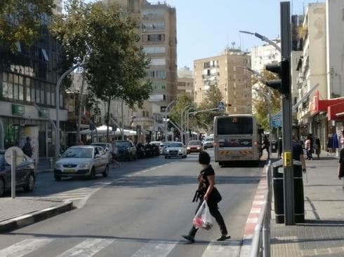 עשרות פליירים נתלו בעיר. רחוב סוקולוב | צילום: אסנת גורארי טייב