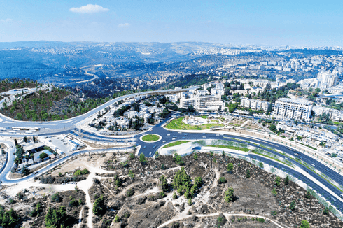 צומת אורה המחודש, כולל היציאה מאחת המנהרות מימין למטה. הדמיה: תכנית אב לתחבורה