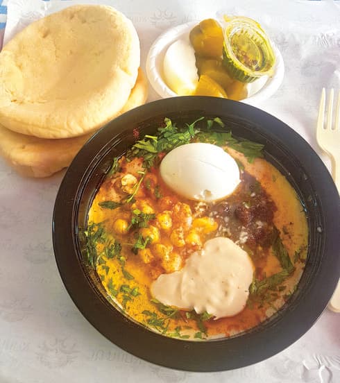 לאכול חומוס גרוע מצלחת פלסטיק זה כבר ממש מעליב | צילום: אשר קשר