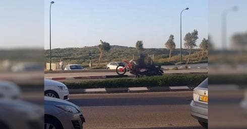 בן ה-17 דוהר בכביש בנתניה | צילום: דוברות המשטרה