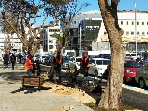 גם הם מופתעים שזה נגמר. רחוב הסדנאות | צילום: אריאל ימיני