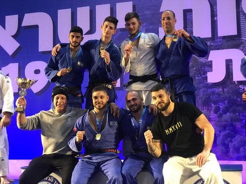 משפחת "עצמה" ג'ודוקאן חוגגת עם הגביע. צילום: באדיבות האגודה