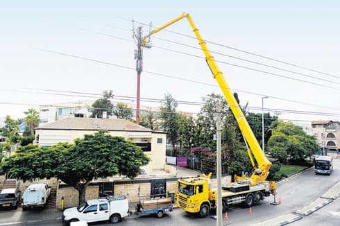 המנוף באוויר בסמוך לבית ספר 'אורט' | צילום: קובי קואנקס
