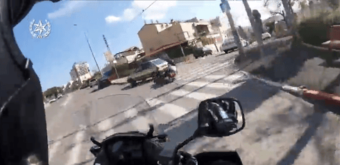 רוכב האופנוע נפל על הכביש. צילום: דוברות המשטרה