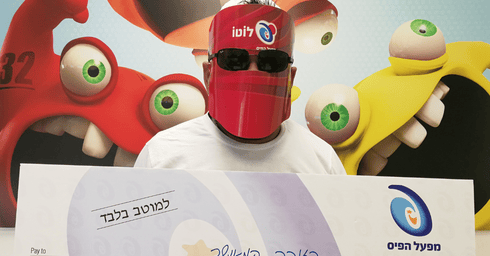 זוכה בלוטו מבאר שבע. צילום: אבי חיים, מפעל הפיס