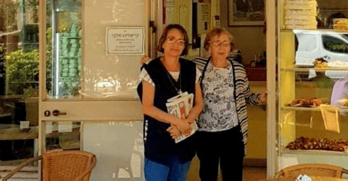 עם בתה בחזית הקונדטורייה המפורסמת | צילום: פרטי עם בתה בחזית הקונדטורייה המפורסמת | צילום: פרטי