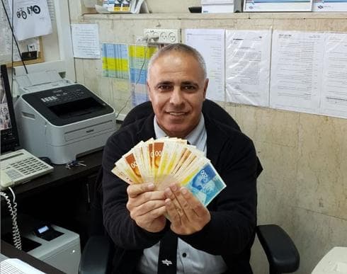 מנהל תחנת נתניה חיים מורד עם האבידה | צילום: דוברות רכבת ישראל