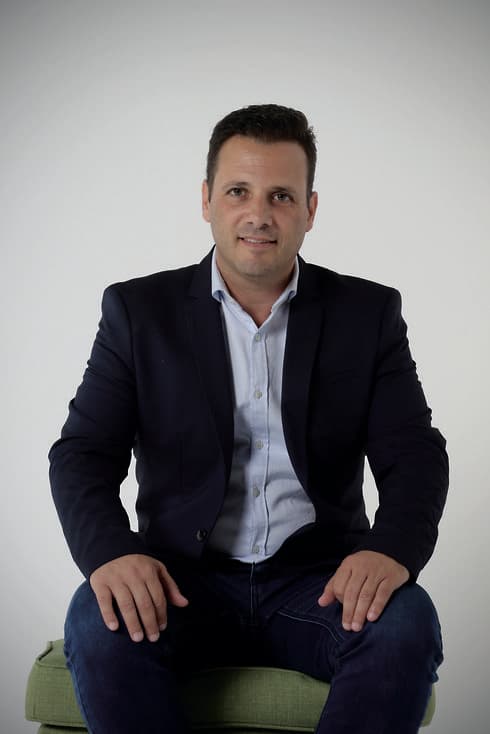 "אינטרסים פוליטיים". אוזן "אינטרסים פוליטיים". אוזן