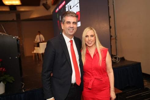 ליאת שרון, מנכ"ל ידיעות תקשורת, ואלי כהן, שר הכלכלה. צילום: גיל נחושתן