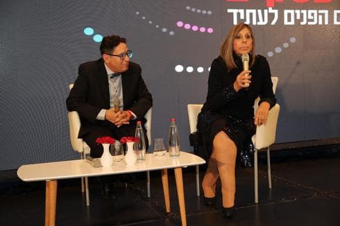 ירדנה עובדיה ועופר פטרסבורג בוועידת העסקים של ידיעות תקשורת באילת. צילום: גיל נחושתן