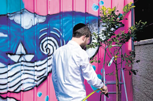 מטופל במרכז. "נגמרו הימים שאפשר לטאטא מתחת לשולחן" | צילום: יואב דודקביץ'